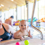 jak przygotować się do zajęć na basenie z niemowlakiem